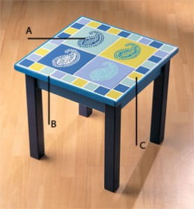 Fuşya ve turuncu renklerde, oryantal motifli kumaşlar ve yastıklar