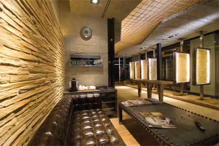 Artstone'un modern showroom'undan bir görünüm