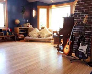 Bir zemine döşenmiş, geçme sistemli laminat parke