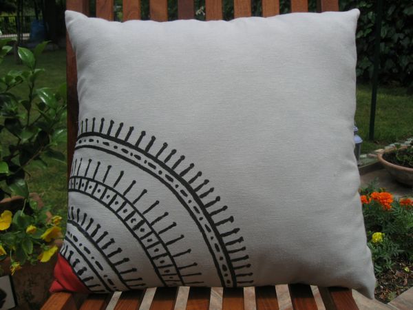 Melda Başçakır tarafından tasarlanmış, elle boyanmış keten yastıklar