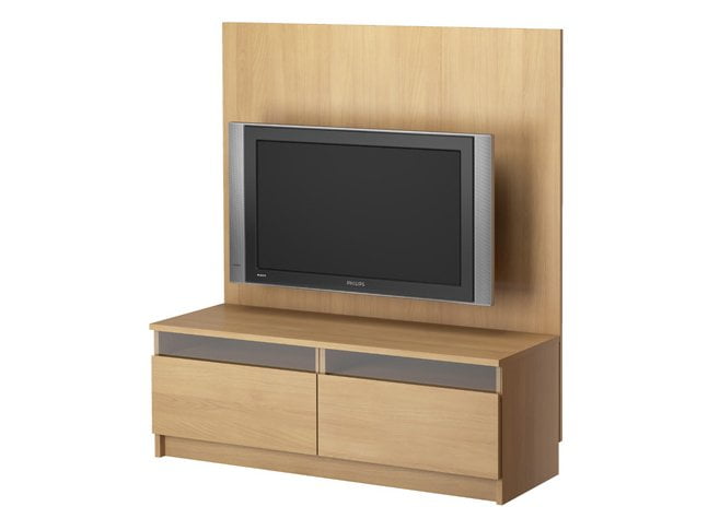 Tekerlekli ve raflı, minimalist bir IKEA TV sehpası
