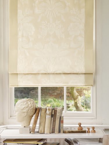 Lale desenli, enerjik ve renkli bir kumaş