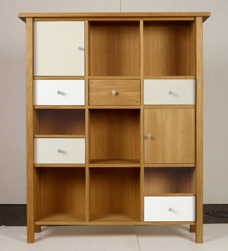 Zarif bir yemek masası ve sandalyeler