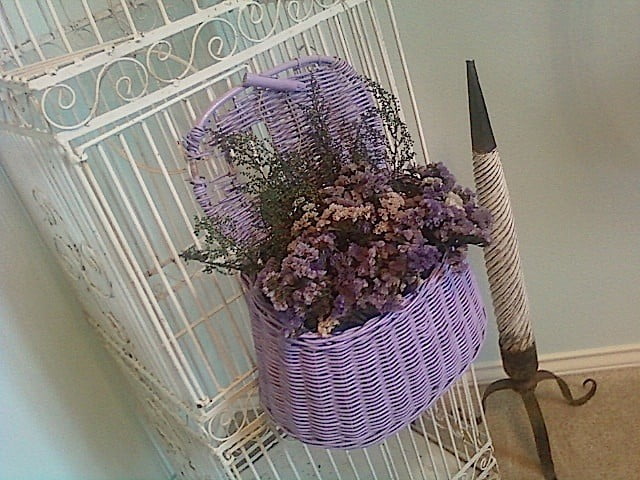 Lavanta çiçekleri ile dolu hasır bir sepet