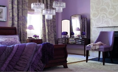 Lüks ve klasik bir yatak odasında mor ve lila tonları