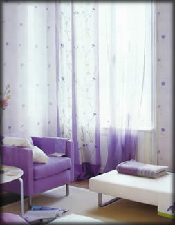 Avangart tarzda, forse detaylı, gösterişli bir perde