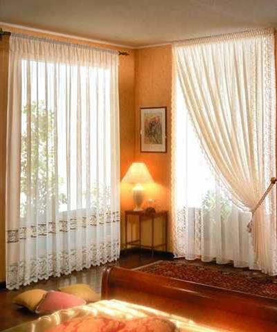 Modern bir odada desenli perde ve uyumlu duvar rengi