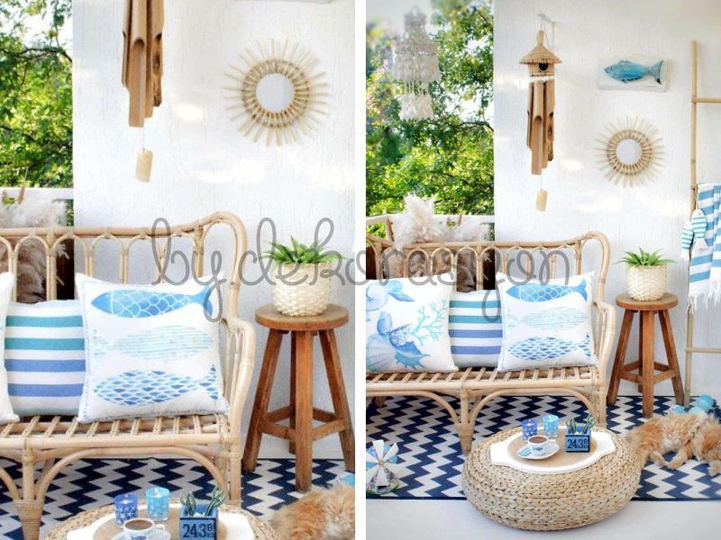 Deniz kabukları, deniz yıldızı ve sahil temalı objelerle süslenmiş bir raf