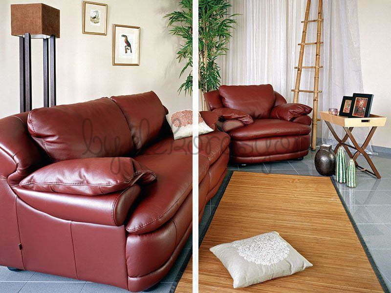 Şık bir oturma odasında duran, bakımlı kahverengi deri chester koltuk.