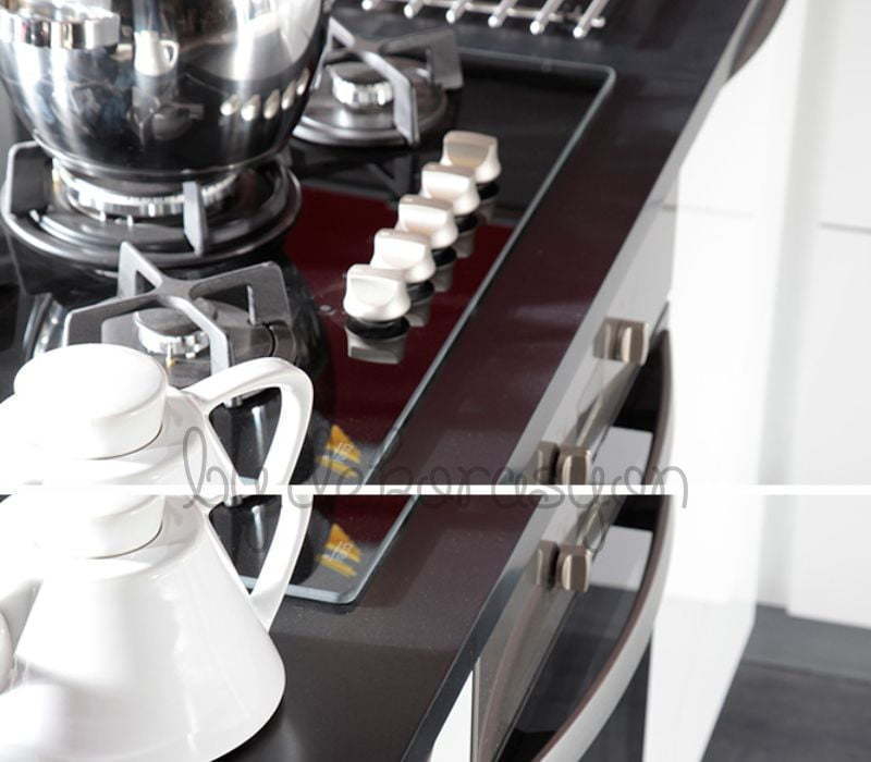 Kelebek Mutfak Lydia Baia modelinde mutfak adası ve kulpsuz dolaplar