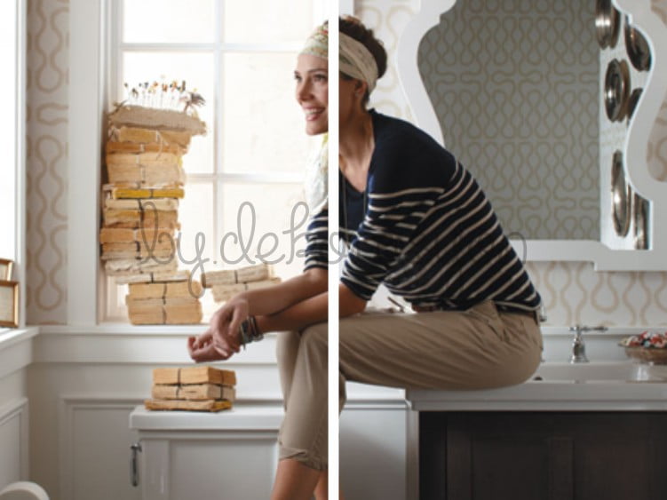 Banyonun ortasında duran aslan ayaklı, şık bir bağımsız küvet