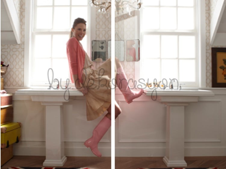 Oymalı ve klasik tasarımlı, mermer tezgahlı bir banyo dolabı