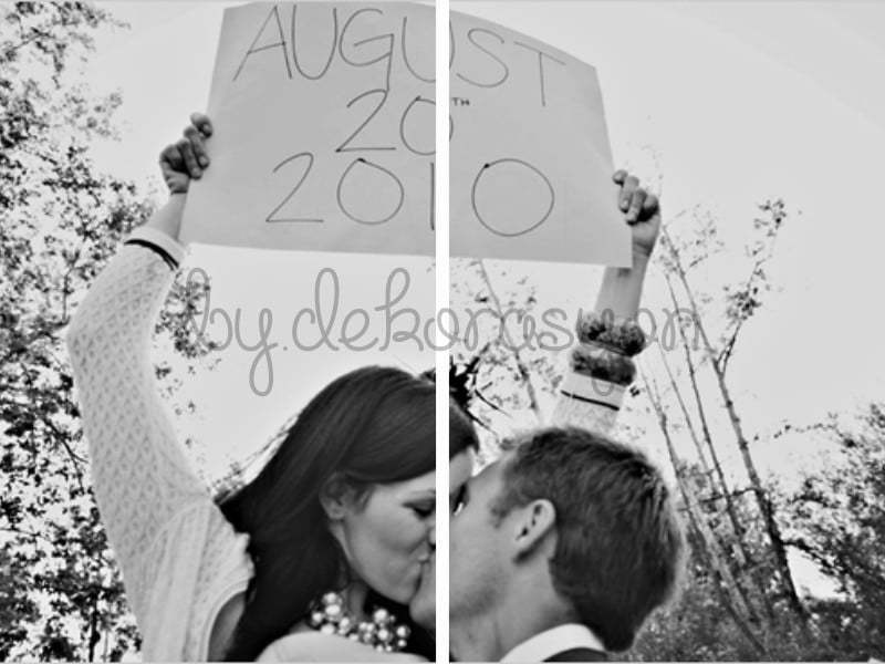 Öğrencileriyle birlikte poz veren bir çiftin doğal nişan fotoğrafı.