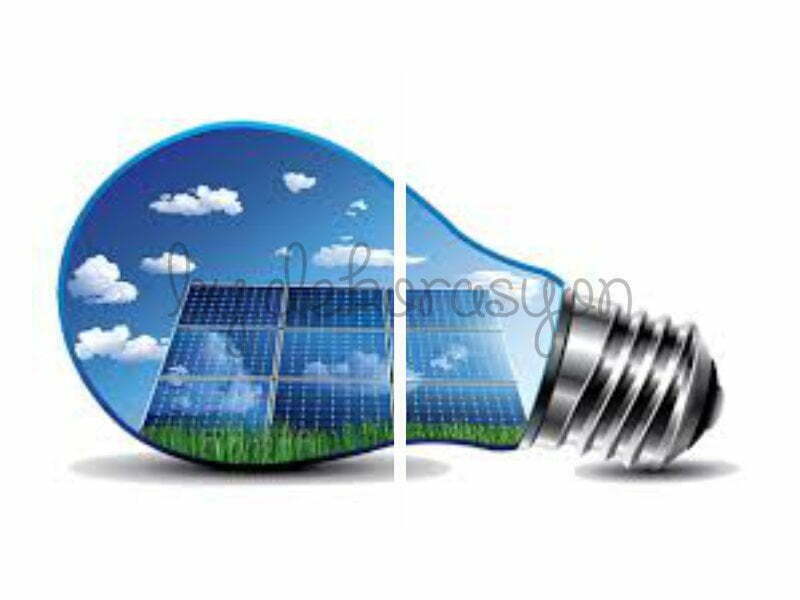 Bahçedeki bir yürüyüş yolunun kenarlarına yerleştirilmiş, top şeklinde güneş enerjili aydınlatmalar.