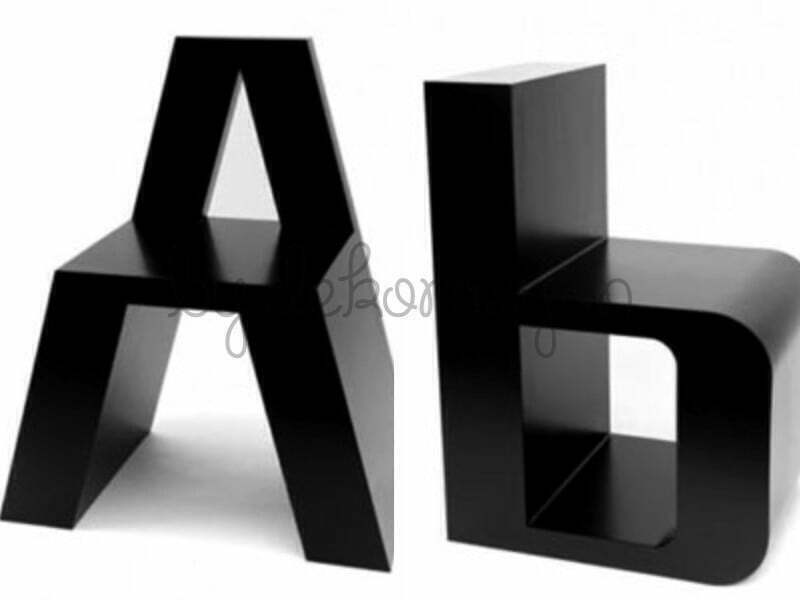 A ve B harfleri şeklinde tasarlanmış, modern ve renkli sandalyeler.