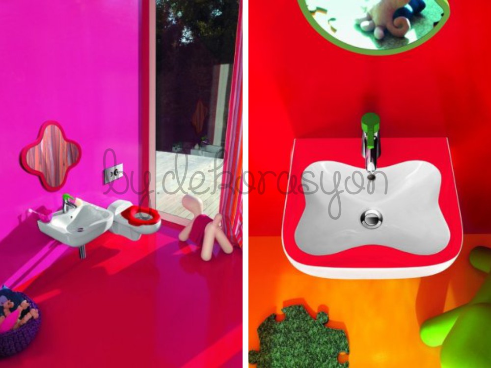 Ayna ve aydınlatma detayları ile tamamlanmış çocuk banyosu