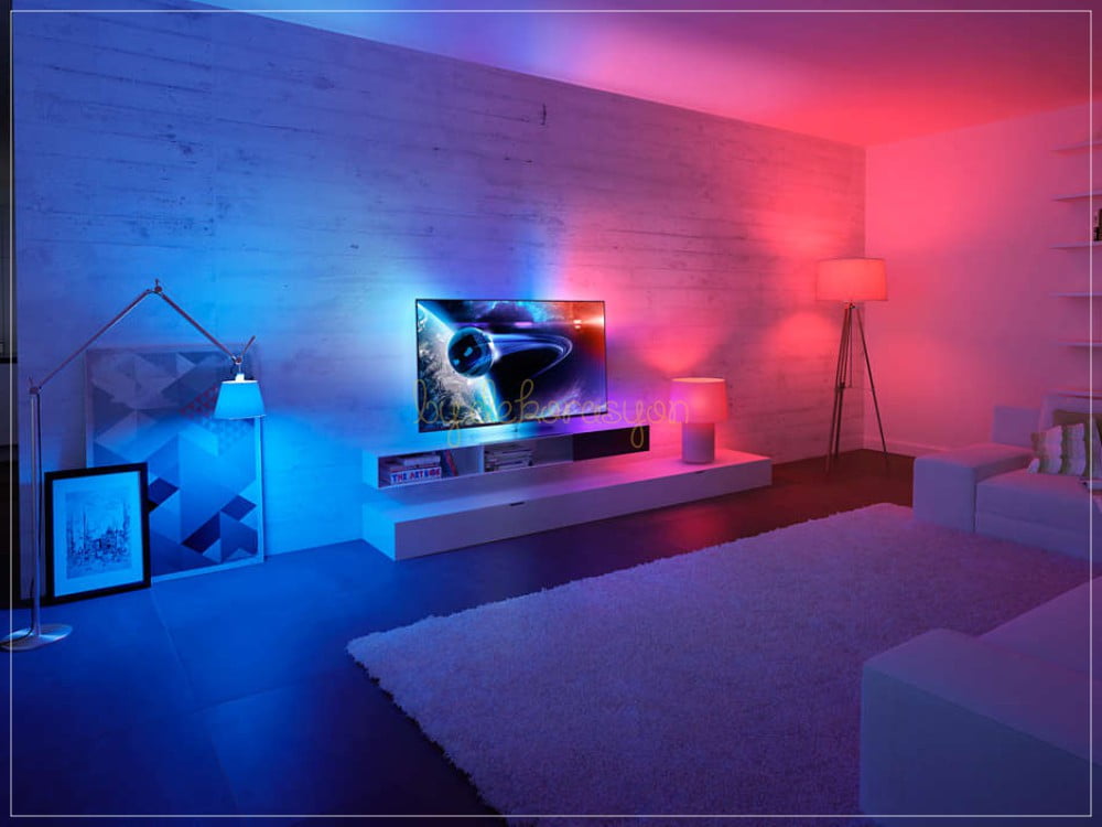 Televizyonun arkasındaki duvara renkli ışıklar yansıtan Philips Hue ambiyans aydınlatma sistemi