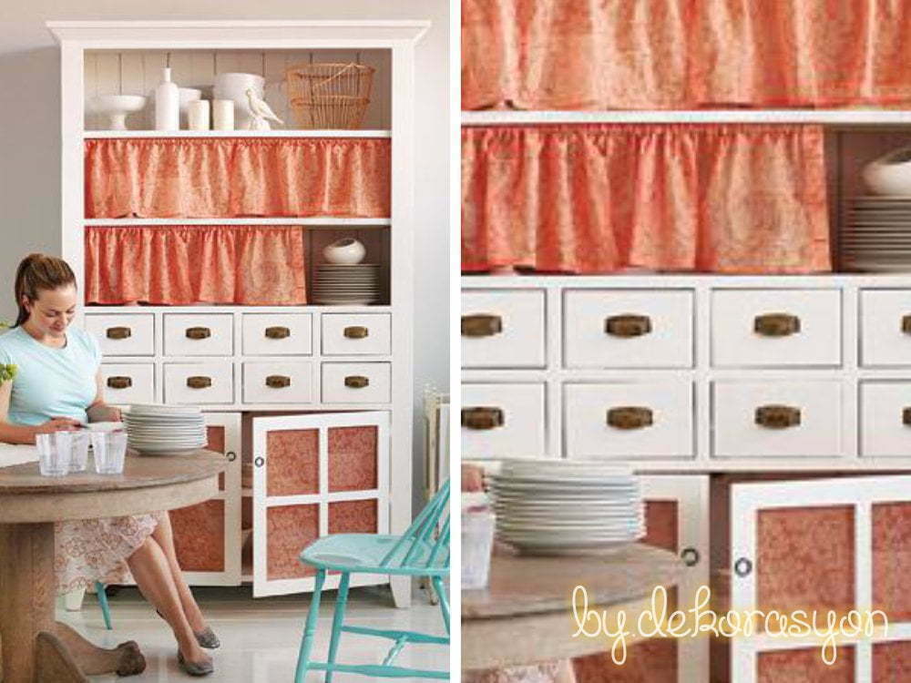 Açık mutfak raflarını gizlemek için kullanılan mini perdeler