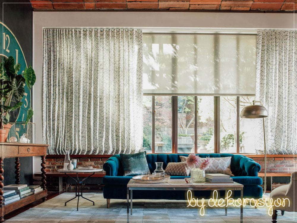 Modern bir oturma odasında kullanılan gri keten katlamalı perde