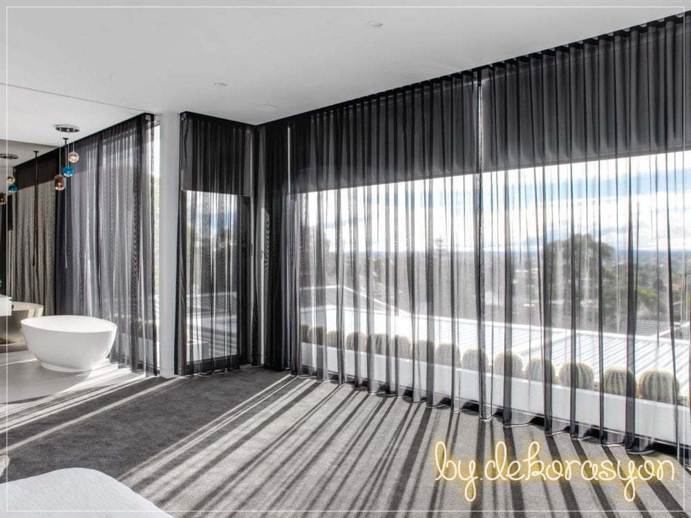 Desenli kumaştan yapılmış şık bir katlamalı perde