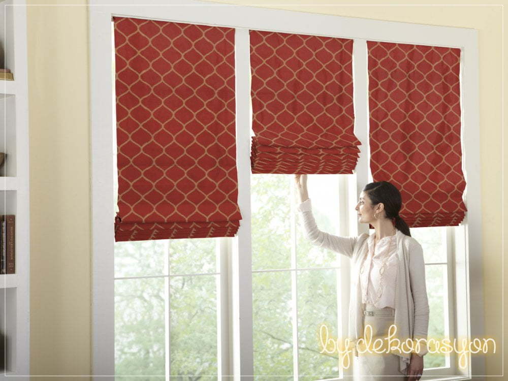 Mutfak penceresinde kullanılan bir katlamalı perde