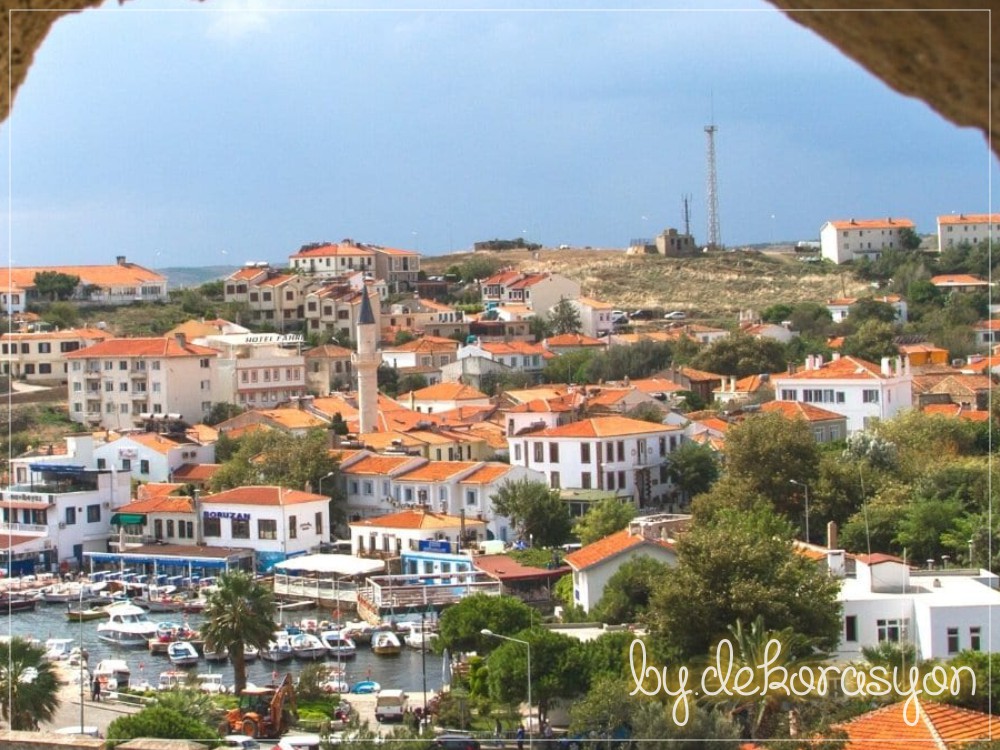 Bozcaada'nın renkli sokakları ve kalesi