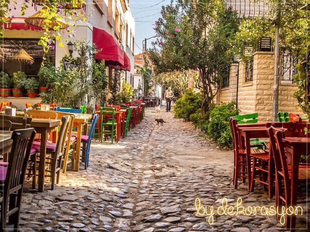Cunda Adası'nın tarihi taş sokakları ve denizi