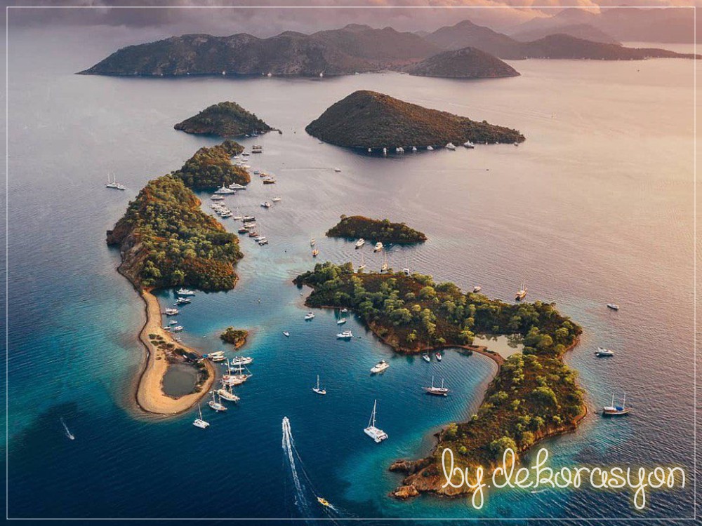 Göcek Yassıca Adaları'nın turkuaz koyları ve tekneler