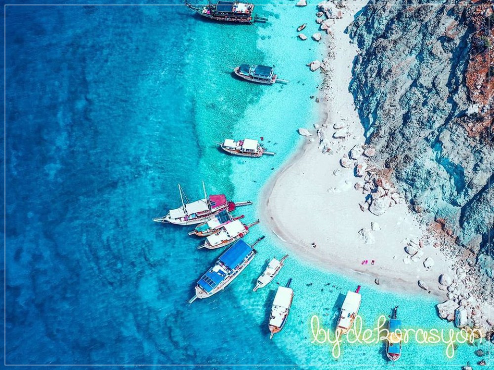 Antalya Suluada'nın bembeyaz kumsalı ve berrak denizi